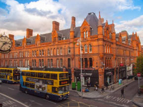Luxury George's St House with 4 Ensuites + rooftop